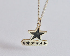 Blackstar ciondolo irregolare in argento 925